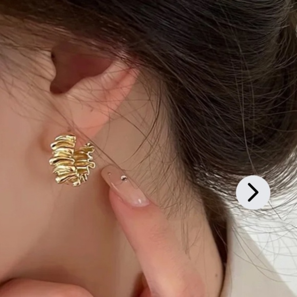 ✨Anthropologie Gold scrunch crinkle huggie hoop earrings Irregular Wavy Pleated✨